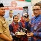 Gubernur Sulsel, Nurdin Abdullah Bersama Rombongan mengunjungi Stand Pameran Dekranasda Sinjai (BERITA.NEWS /Muhammad Aswin).