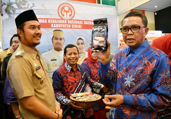 Gubernur Sulsel, Nurdin Abdullah Bersama Rombongan mengunjungi Stand Pameran Dekranasda Sinjai (BERITA.NEWS /Muhammad Aswin).