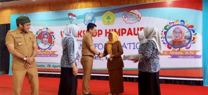 					Tomy Satria Yulianto memberikan bantuan kepada salah seorang guru TK. (BERITA.NEWS/IL). 