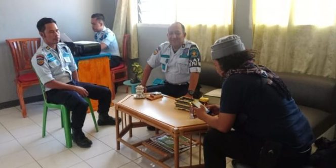 					Kepala Keamanan Lapas Kelas II Takalar,  Zaenal bersama staf Perawatan Klinik Tahanan Lapas Takalar,  Syahrir. (BERITA.NEWS/Abdul Kadir). 