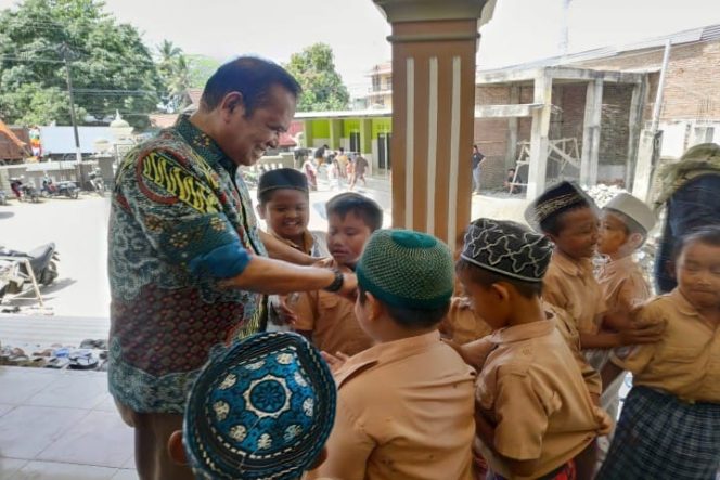 					Usai Salat Jumat, Bupati Luwu “Dikepung” Anak Sekolah