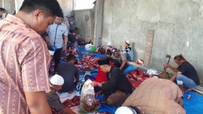 					Suasana saat pemotongan hewan kurban di Mapolres Jeneponto. (BERITA.NEWS/Ilham).