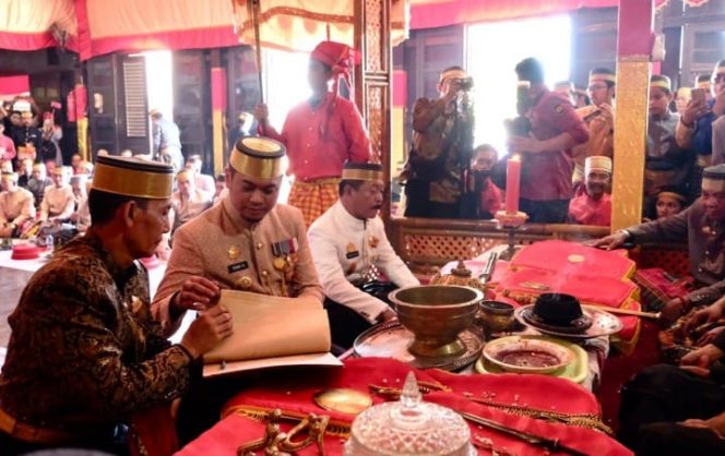 					Bupati Gowa, Adnan Purichta Ichsan saat melaksanakan pencucian benda pusaka Kerajaan Gowa. (BERITA.NEWS/ACP). 