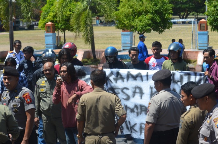 Sejumlah pemuda asal Kelurahan Bontokamase, Kecamatan Herlang, Kabupaten Bulukumba Gelar Unjuk Rasa Di Halaman Kantor Bupati. (BERITA.NEWS/IL).