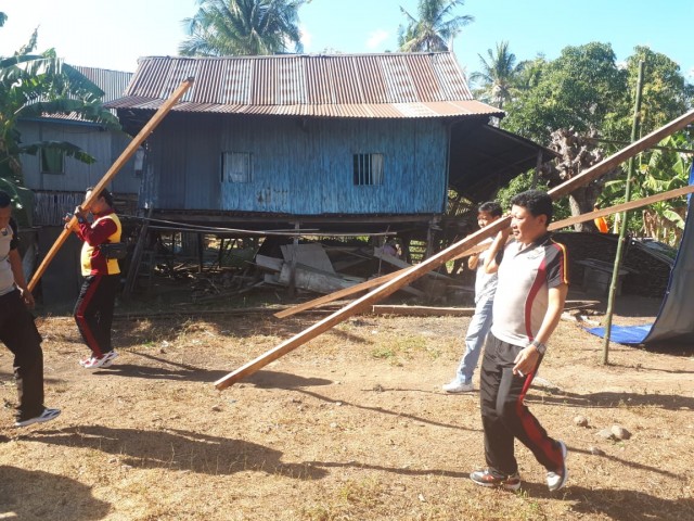 Bantuan balok dan papan untuk Daeng Sempo yang diangkat personel Polres. (BERITA.NEWS/Abdul Kadir).