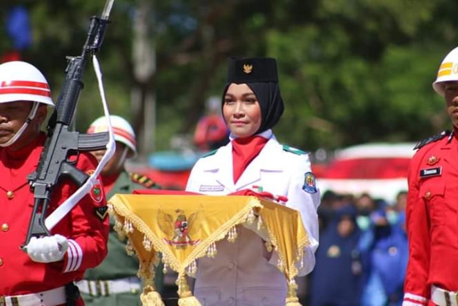					Aidah Rahma Maharani anggota paskibraka pembawa baki sang saka merah putih HUT proklamasi ke 74 tahun 2019, kabupaten Jeneponto. (BERITA.NEWS/Ilham). 