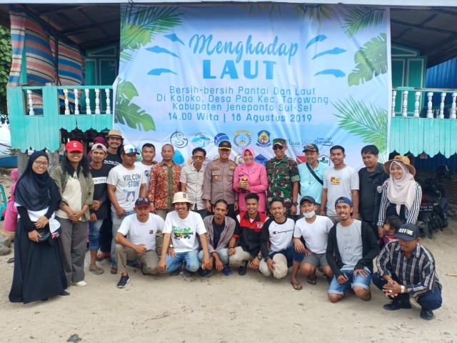 Gerakan Menghadap laut 2.0, bersihkan sampah plastik di pantai Kaloko, Desa Pao, Kecamatan Tarowang, Kabupaten Jeneponto, Sulawesi Selatan. (BERITA.NEWS/Ilham).