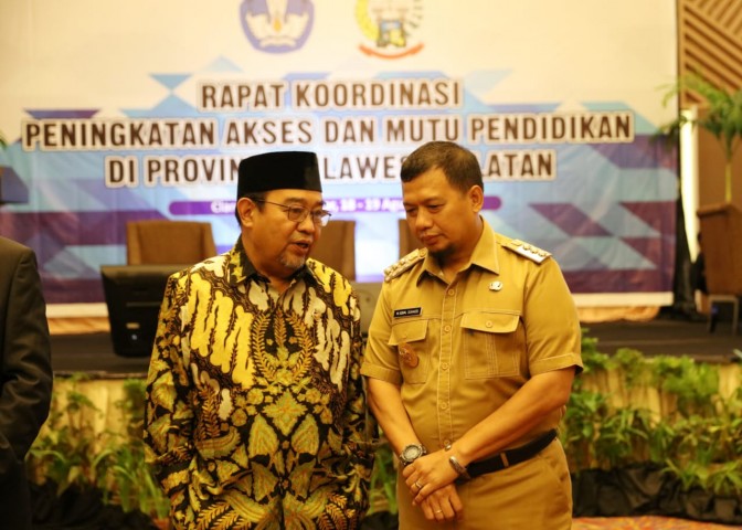 Pj Wali Kota Makasssr Iqbal Suhaeb bersama Anggota VI BPK RI Hari Ashar Ashari saat menghadiri rapat koordinasi tingkat provinsi Sulsel di Hotel Claro Makassar, Senin (19/8/2019). (BERITA.NEWS/Ratih Sardianti Rosi).