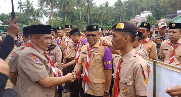 AM Sukri Sappewali Di Perkemahan Pramuka Melantik "Bupati" dan Jajarannya. (BERITA.NEWS/IL).
