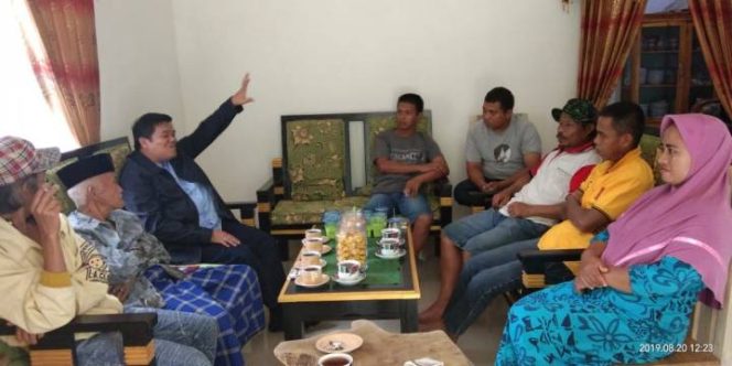 					Syamsuddin Alimsyah Jaket Hitam Silahturahmi Dengan Warga Salassae. (BERITA.NEWS/IL). 