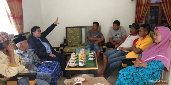 Syamsuddin Alimsyah Jaket Hitam Silahturahmi Dengan Warga Salassae. (BERITA.NEWS/IL).