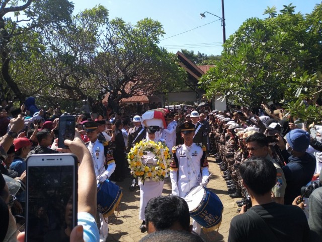 Foto. upacara Pemakaman Ichsan Yasin Limpo. (BERITA.NEWS/KH).