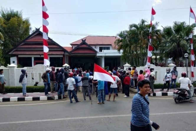 					Aliansi Masyarakat Pemerhati Desa ( AMPD) Depan rumah jabatan Bupati Takalar. (BERITA.NEWS/Hasrullah).