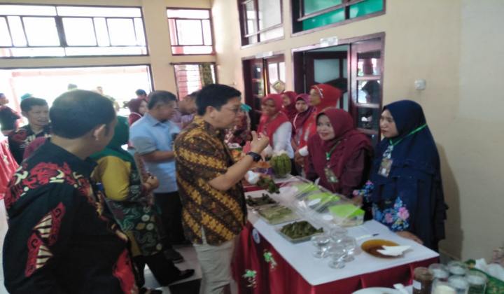 Wakil Bupati Bulukumba Baju Batik Corak Kuning Mencicipi Menu Makanan. (BERITA.NEWS/IL)