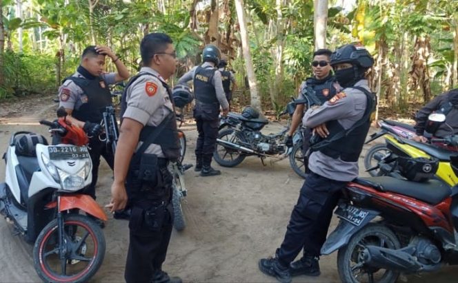 					Petugas gabungan Sat Intelkam bersama unit Patmor Sat Sabhara Polres Bulukumbadi lokasi judi sabung ayam bangkok. (BERITA.NEWS/IL) 