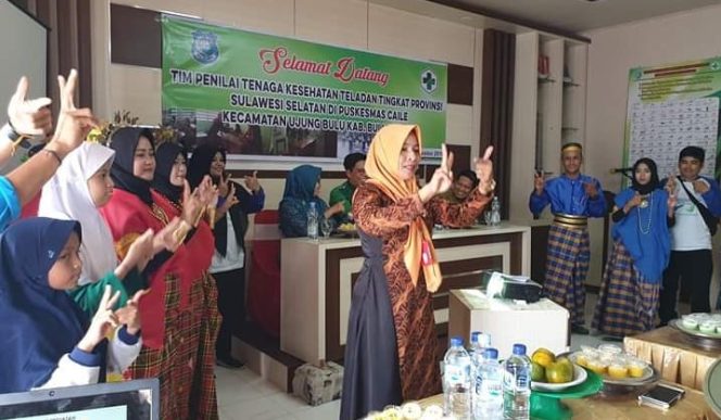 					Mardianah memperaktekkan senan dihadapan Tim Penilai Lomba Tenaga Kesehatan Tingkat Provinsi di Puskesmas Caile. (BERITA.NEWS/IL) 