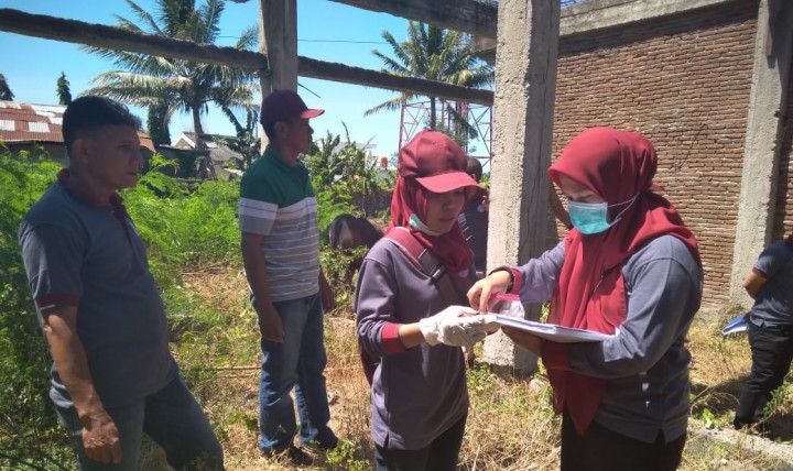 Tim pemeriksa kesehatan hewan dinas pertanian bidang peternakan kabupaten Jeneponto. (BERITA.NEWS/Ilham).