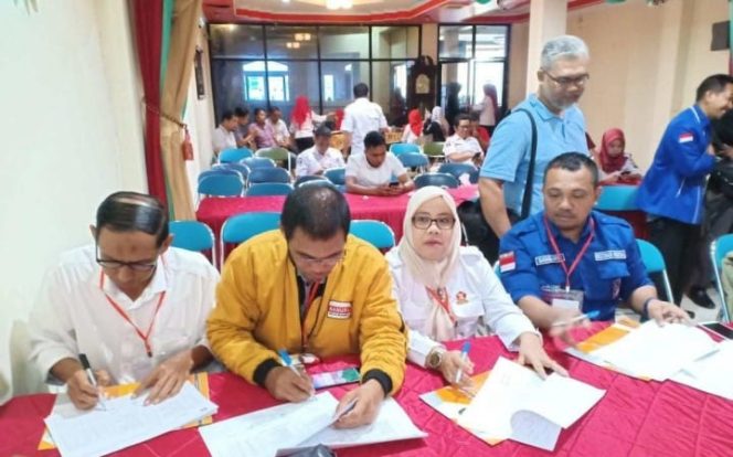 					Komisi Pemilihan Umum (KPU) Kabupaten Sinjai mengadakan rapat pleno penetapan perolehan kursi (BERITA.NEWS/Muhammad Aswin). 
