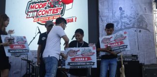 Pemberian hadiah untuk pemenang lomba Honda Modif Contest di area Parkiran Pinishi Point, Minggu (10/8/19). (BERITA.NEWS/Ratih Sardianti Rosi).