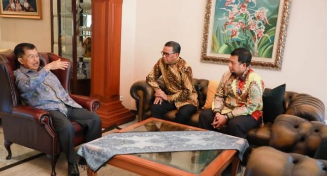 					Wapres RI Jusuf Kalla  saat berbincang bersama Gubernur Sulsel Nurdin Abdullah dan Pj Wali Kota Makassar Iqbal Suhaeb di kediaman pribadi JK, Jalan Haji Bau, Sabtu (10/8/2019). (BERITA.NEWS/Ratih Sardianti Rosi). 