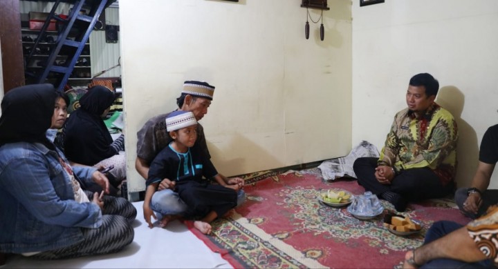 Pj Wali Kota Makassar, Iqbal Suhaeb mengunjungi kediaman Lina di Jalan Rajawali 1, Lorong 10, Sabtu (110/8/2019). (BERITA.NEWS/Ratih Sardianti Rosi).