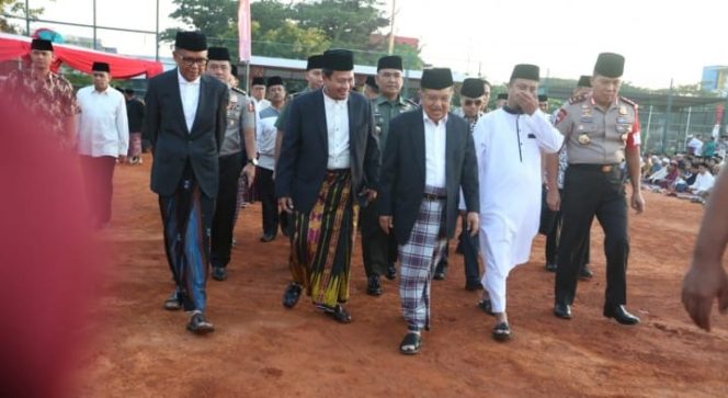 					Suasana usai sholat idul adha Wapres Jusuf Kalla didampingi Pj Wali Kota Iqbal Suhaeb dan Gubernur Provinsi Sulawesi Selatan Nurdin Abdullah di lapangan karebosi, Minggu (11/8/2019). (BERITA.NEWS/Ratih Sardianti Rosi). 