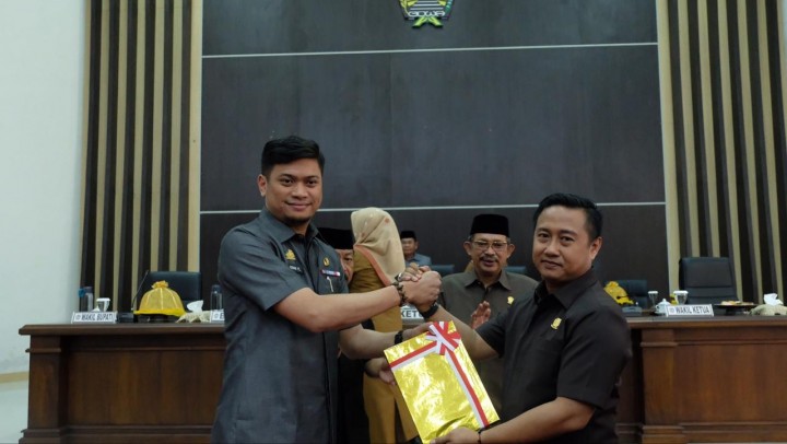 Penyerahan Ranperda APBD Tahun 2019 oleh Bupati Gowa kepada Wakil ketua DPRD Kabupaten Gowa Halim Halim. (BERITA.NEWS/ACP).