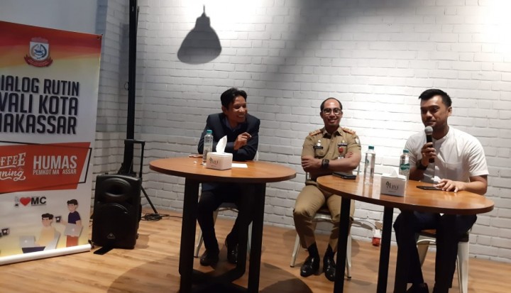 Moderator Radio SC FM, Kadispora Makassar Achmad Hendra Hakamuddin dan Ketua KNPI Makassar, Christopher Aviary saat menghadiri coffee morning di Cafe Iconik, Jalan Amanagappa, Selasa (13/8/2019). (BERITA.NEWS/Ratih Sardianti Rosi).