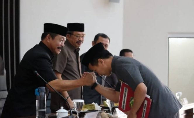					Wakil Bupati Gowa, Abd Rauf Malaganni saat menghadiri rapat Paripurna Pemandangan Umum Fraksi-Fraksi DPRD terhadap Nota Keuangan dan Ranperda PAPBD Pemkab Gowa Tahun Anggaran 2019. (BERITA.NEWS/ACP). 