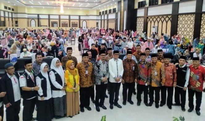 					Gubernur Sulsel Nurdin Abdullah terima debarkasi jamaah haji di Asrama Haji Sudiang.