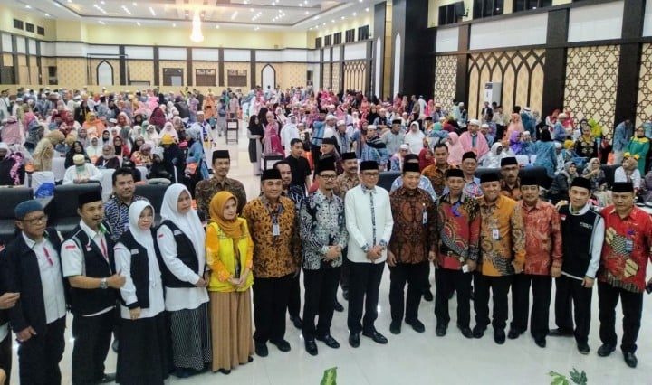 Gubernur Sulsel Nurdin Abdullah terima debarkasi jamaah haji di Asrama Haji Sudiang.