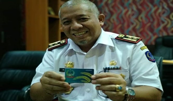 					Kepala Biro Kesra Suherman Perlihatkan Kartu ATM Beras Pemprov Sulsel. (BERITA.NEWS/KH). 