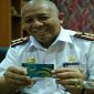 Kepala Biro Kesra Suherman Perlihatkan Kartu ATM Beras Pemprov Sulsel. (BERITA.NEWS/KH).
