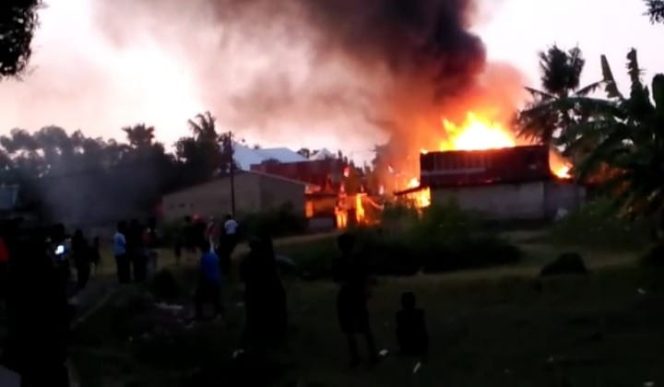 					Tampak api berkobar ditengah-tengah pemukiman warga Kampung Beru, Kelurahan Benteng Somba Opu, Kecamatan Barombong, Kabupaten Gowa. (BERITA.NEWS/ACP). 