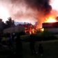 Tampak api berkobar ditengah-tengah pemukiman warga Kampung Beru, Kelurahan Benteng Somba Opu, Kecamatan Barombong, Kabupaten Gowa. (BERITA.NEWS/ACP).