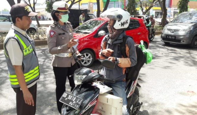 					Satlantas Polres Gowa bersama jasa raharja dan Unit Pelayanan Teknis (UPT) Pendapatan Wilayah Kabupaten Gowa menggelar Razia kendaraan. (BERITA.NEWS/ACP). 