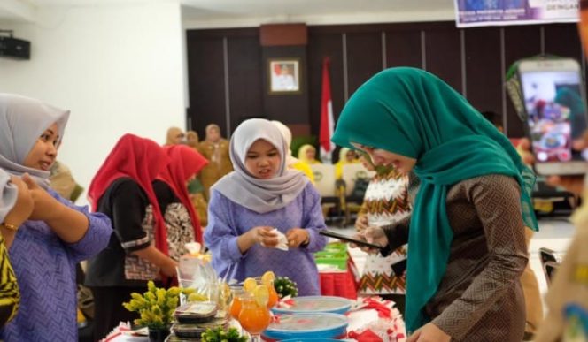 					Ketua Tim Penggerak PKK Gowa, Priska Paramita Adnan saat memantau kreasi masakan setiap kecamatan. (BERITA.NEWS/ACP). 