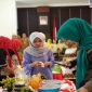 Ketua Tim Penggerak PKK Gowa, Priska Paramita Adnan saat memantau kreasi masakan setiap kecamatan. (BERITA.NEWS/ACP).