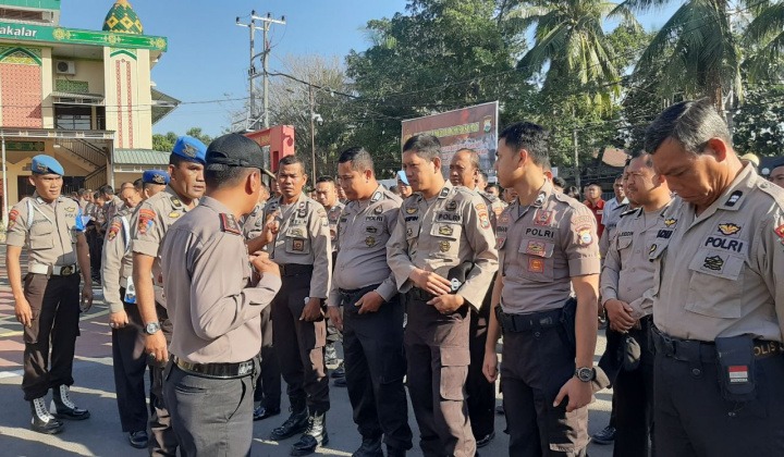 Kapolres Takalar AKBP Gany Alamsyah Hatta (Topi Hitam) cek Sikap Tampan saat Apel pagi. (BERITA.NEWS/Abdul Kadir).