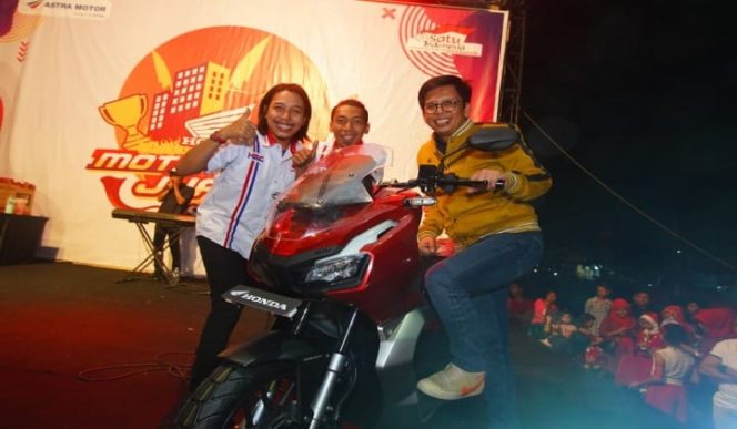 					Wakil Bupati Bulukumba Tomy Satria Yulianto bersama Tumming dan Abu saat menghadiri Honda Motor Sang Juara, Minggu (18/08/2019) di lapangan Pemuda Bulukumba.