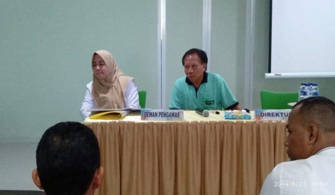 					Direktur RS Maryam Citra Medika Dr. H A Rivai Ibrahim (kanan), Dewan Pengawas Dr Irmayani (kiri) saat gelar Press Conference bersama beberapa media cetak dan online. (BERITA.NEWS/Abdul Kadir). 