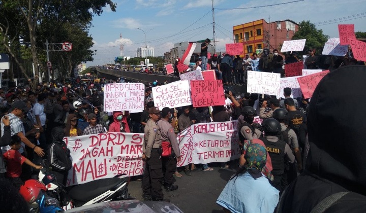 Dua Massa Aksi Kawal Hak Angket Dewan di DPRD Sulsel. (BERITA.NEWS/KH).
