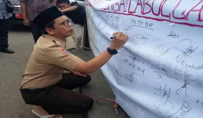 					Wakil Bupati Bulukumba Tomy Satria Yulianto Tandatangani Baliho. (BERITA.NEWS/IL). 