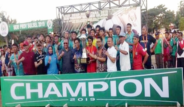 Wabup Tomy Satria Bersama Ashari F Radjamilo Kadis PMD Sulsel Dan Tim Sepak Bola Poto Bareng di Penutupan Liga Desa Nusantara 2019.