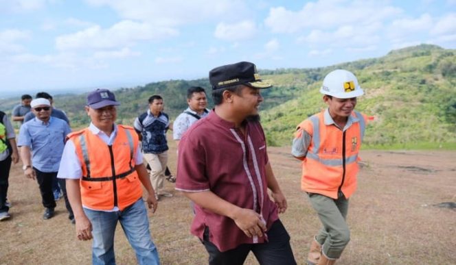 					Wagub Sulsel Andi Sudirman saat tinjau jalan penghubung Pangkep- Bone. (BERITA.NEWS/KH). 