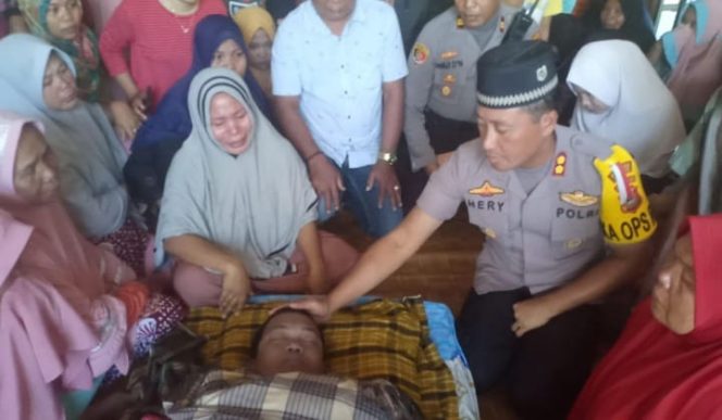					Suasana di rumah duka almarhum Hery alias Ateng Bin Syahrir Hanai, yang meninggal dunia di rutan Polres Jeneponto, Minggu (25/8/2019) sekitar pukul 07.50 Wita. (BERITA.NEWS/Ilham). 