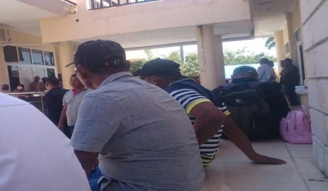 					Sejumlah wartawan yang dilarang masuk ke ruangan paripurna DPRD Kabupaten Jeneponto saat pelantikan. (BERITA.NEWS/Ilham). 