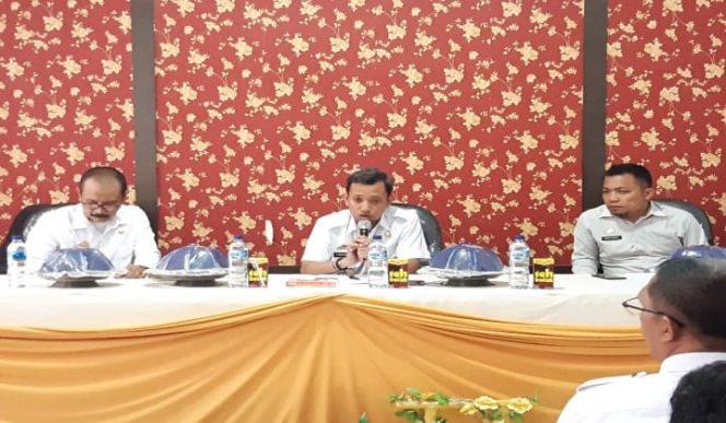 					Wakil Bupati Jeneponto H Paris Yasir bersama Sekretaris dan Kabid Dinas Koperasi UKM Kabupaten Jeneponto. (BERITA.NEWS/Ilham). 