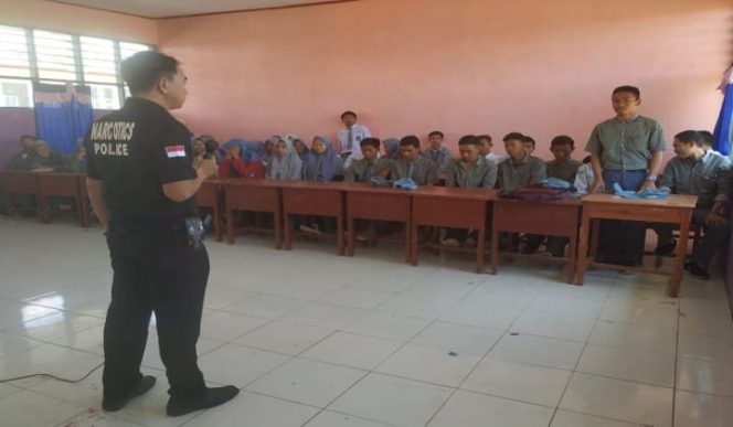					Kasat Narkoba Polres Jeneponto, Akp Abdul Majid membawakan Materi penyuluhan dampak bahaya Narkoba Bagi Kalangan Remaja. (BERITA.NEWS/Ilham). 