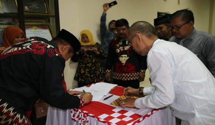 Bupati A.M Sukri Sappewali Menandatangani Nota Kesepahaman/ MoU antara Dinsos dengan kedua lembaga. (BERITA.NEWS/IL).